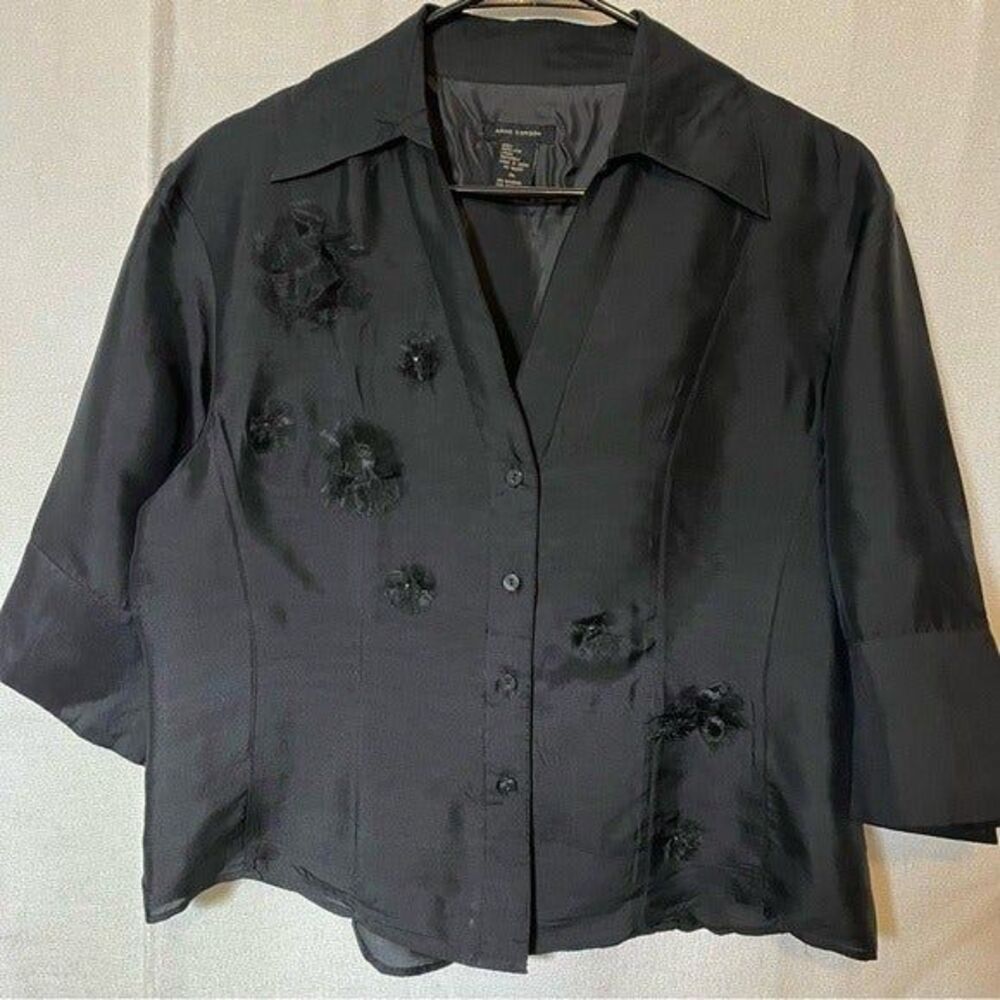 Anne Carson 100% Silk front button v-neck 3/4 sleeve blouse w/petal accent. XL